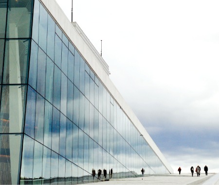  오슬로의 오페라 하우스. 웅장한 규모와 현대적 디자인으로 노르웨이의 자랑이 됐다. 