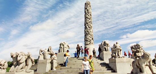 오슬로 ‘비겔란 조각공원’엔 탄생부터 죽음까지 인생의 단계를 표현한 조각품 200여점이 전시돼 있다.  