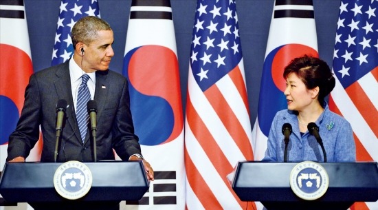 < 공동 기자회견 > 박근혜 대통령(오른쪽)과 버락 오바마 미국 대통령이 25일 청와대에서 정상회담을 한 뒤 공동기자회견을 열고 있다. 강은구 기자 egkang@hankyung.com