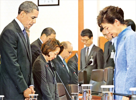 < 세월호 희생자에 묵념 > 박근혜 대통령(오른쪽)과 버락 오바마 미국 대통령이 25일 청와대에서 열린 정상회담에 앞서 세월호 참사 희생자를 애도하는 묵념을 하고 있다. 강은구 기자 egkang@hankyung.com