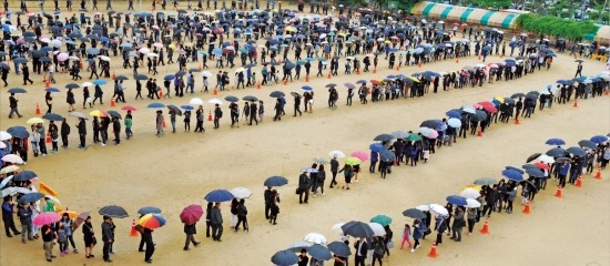 < 빗 속 1km 이어진 추모객 > 27일 세월호 침몰 사고 희생자들을 추모하기 위해 안산 올림픽기념관의 임시 합동분향소를 찾은 추모객들이 우산을 쓴 채 순서를 기다리고 있다. 추모객들의 줄은 체육관 옆에 있는 고잔초등학교 운동장까지 길게 이어졌다. 연합뉴스