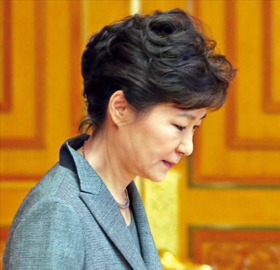 < 고심 > 박근혜 대통령이 지난 21일 청와대에서 열린 수석비서관 회의에서 굳은 표정으로 회의장에 들어서고 있다. 연합뉴스