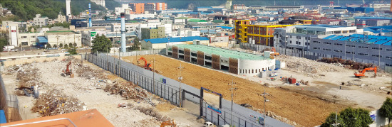 마산자유무역지역 1공구 표준공장 3호동 옆 부지에서 표준공장과 주차빌딩 신축이 한창이다. 창원=강종효 기자