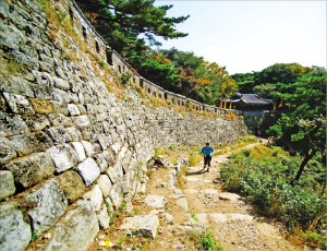 경기도 광주에 있는 남한산성(사적 제57호)의 성곽. 연합뉴스