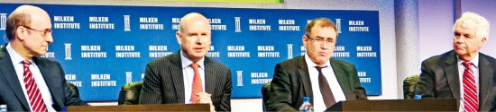 케네스 로고프 하버드대 교수(왼쪽부터)와 제러드 베이커 월스트리트저널 편집국장, 누리엘 루비니 뉴욕대 교수, 존 테일러 스탠퍼드대 교수가 29일 밀켄 콘퍼런스에서 의견을 나누고 있다. 유창재 특파원
