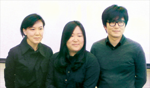 이숙경 2015 베니스 비엔날레 한국관 커미셔너(가운데)와 문경원(왼쪽)·전준호 작가