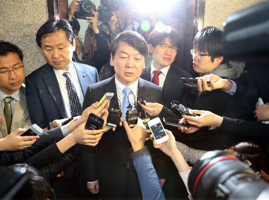 안철수 새정치민주연합 공동대표가 10일 국회에서 최고위원회의를 마치고 회의실을 나서며 취재진의 질문을 받고 있다./연합뉴스