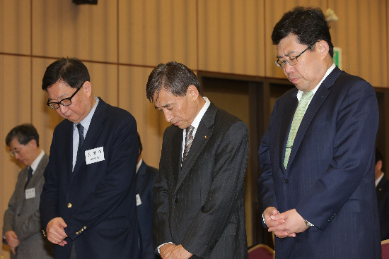 < 희생자 기리며 묵념 > 28일 한국경제학회·한국금융연구원 정책세미나에 참석한 이주열 한국은행 총재(가운데)가 김정식 경제학회장(왼쪽), 윤창현 금융연구원장 등과 함께 세월호 참사 희생자를 기리며 묵념하고 있다. 연합뉴스