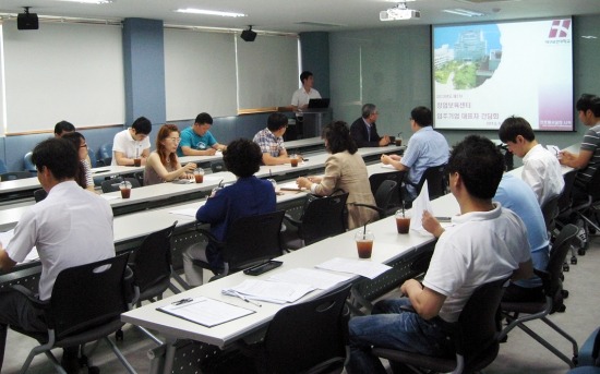 대구보건대학교 창업보육센터 직원들과 입주기업 대표자들이 간담회를 개최하고 있다./대구보건대학제공 