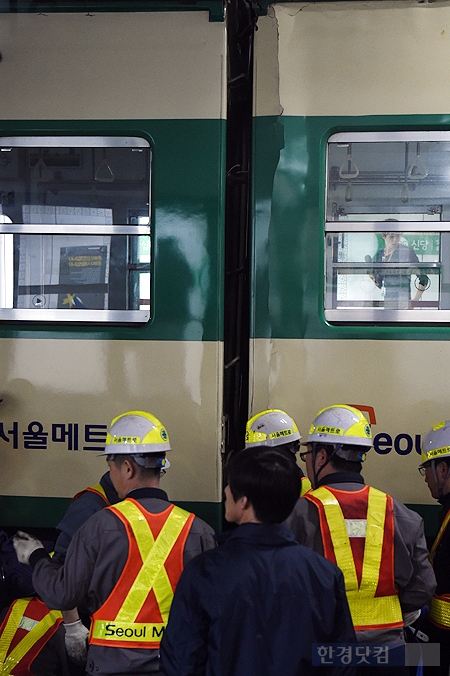 [포토] '상왕십리역 열차 사고' 충돌의 여파로 차량에 균열