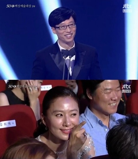 '백상예술대상' 시상식에서 유재석이 김희애에게 사과하는 모습. 사진=JTBC 방송 화면 캡처