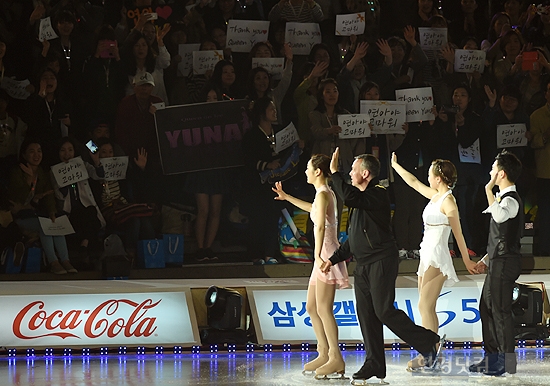 [포토] 김연아, '감사한 팬들과 인사 나누며~'