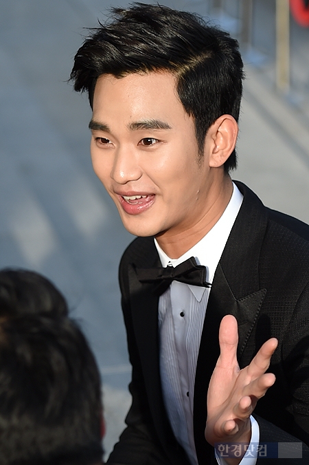 [포토] 김수현, '손 흔들며 반가운 인사~' (백상예술대상)