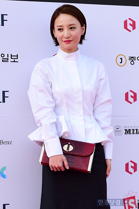 [포토] 조은지, '흔하지 않는 레드카펫 패션~' (백상예술대상)