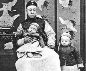 ‘마지막 황제’ 푸이(오른쪽)와 그의 아버지 짜이펑. 섭정왕이었던 짜이펑은 북양군벌 위안스카이를 물리치고 입헌군주제를 도입하려 했지만 무능해 개혁에 실패하고 만다. 한길사 제공