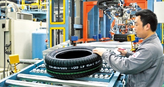 한국타이어의 중국 저장성 자싱공장 직원이 현지 생산 타이어 제품의 품질을 꼼꼼히 점검하고 있다. 한국타이어는 중국 승용차 타이어 시장에서 11년 연속 점유율 1위다. 한국타이어 제공