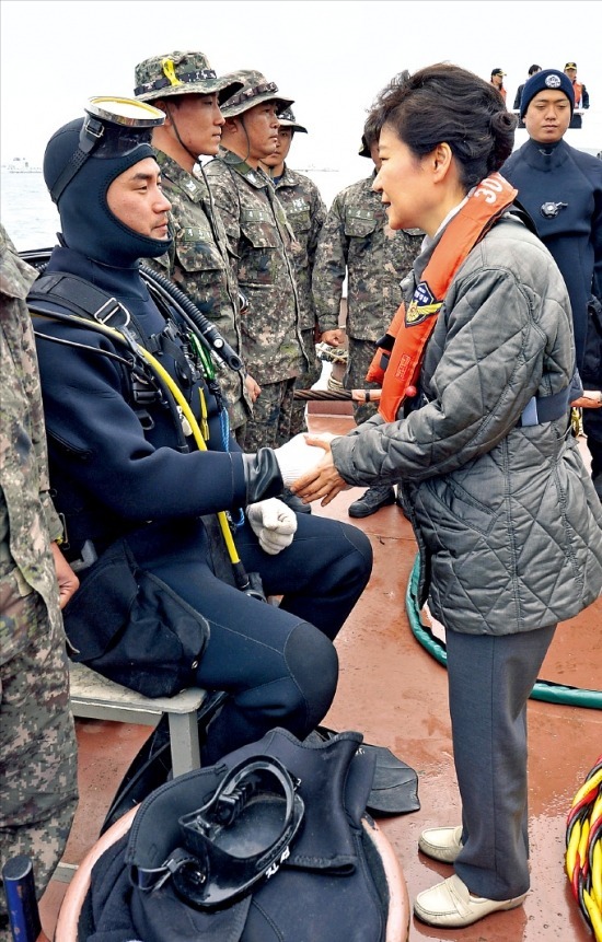 < 잠수사 격려하는 朴대통령 > 박근혜 대통령이 지난 4일 전남 진도 해상 세월호 침몰 현장을 방문해 합동 구조·수색작업 중인 잠수사를 격려하고 있다. 강은구 기자 egkang@hankyung.com