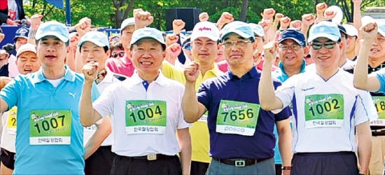 황은연 포스코에너지 사장(앞줄 왼쪽 세 번째)이 2012년 5월 경기 하남 미사리에서 열린 철강사랑마라톤 대회에서 철강 업계 관계자들과 함께 파이팅을 외치고 있다. 한국철강협회 제공
