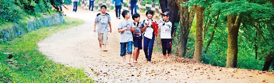 대전의 계족산 황톳길을 아이들이 맨발로 걷고 있다. 