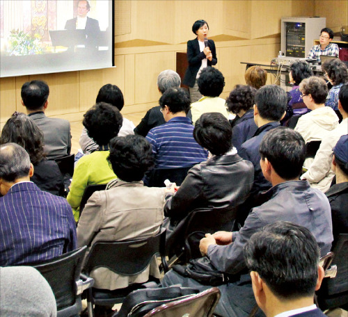 음악칼럼니스트 진회숙 씨가 9일 공연될 서울시립교향악단의 정기연주회 ‘슈트라우스와 오보에의 밤’에 대해 설명하고 있다. 서울시향 제공