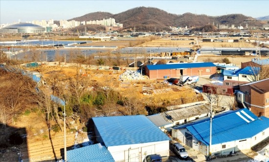 국토교통부가 2010년 5월 지정된 ‘광명·시흥 공공주택지구’(옛 보금자리지구) 사업 전면 취소를 추진중이다. 공장과 주택, 밭 등이 섞여있는 보금자리지구 내 광명시 노온사동 일대 전경. 한경 DB