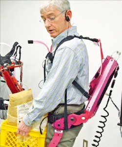 '근력증강 로봇' 착용하면 60kg 환자도 가뿐