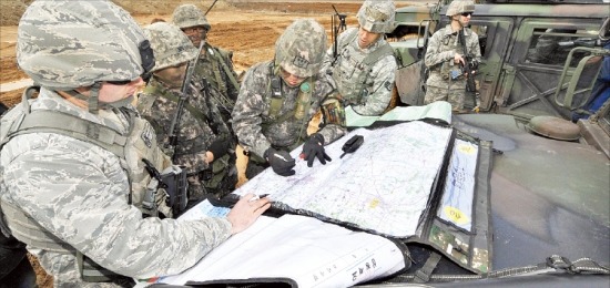 < 실전처럼 훈련 > 지난해 3월 한·미 합동 ‘키 리졸브’ 군사훈련에 참가한 양국 장병들이 경기 평택 인근에서 지도를 살펴보며 작전을 논의하고 있다. 한경DB