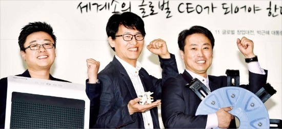 간편 탈착 스노체인을 만드는 체인다의 류대형 대표(오른쪽부터)와 척추고정장치 제조업체인 강앤박메디컬의 강지훈 대표, 애완견 배변훈련 학습기 업체인 아지스토리의 김용진 대표가 지난 9일 경기 안산 청년창업사관학교에서 파이팅을 외치고 있다. 안산=정동헌 기자 dhchung@hankyung.com