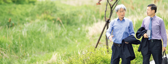 작가 겸 사회평론가인 복거일 씨(왼쪽)와 정구학 부국장이 불광천에서 홍제천으로 이어지는 산책로를 같이 걸으며 대화하고 있다. 정 부국장은 복씨의 가방을 들어줬다. 신경훈 기자 nicerpeter@hankyung.com