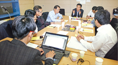 한국동서발전 경영진이 지난달 25일 대토론회를 열고 ‘우리가 진정 버려야 할 것은 무엇인가’를 주제로 논의하고 있다.  /한국동서발전 제공 