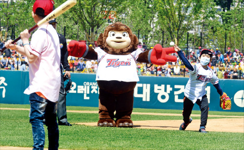 기아차는 지난 5일 어린이날을 맞아 한국혈액암협회와 함께 혈액암으로 투병 중인 아이들을 ‘기아챔피언스필드’에 초대했다. 혈액암 환아 조우형 군(오른쪽)과 이동원 군이 시구와 시타를 하고 있다.  /기아차 제공 