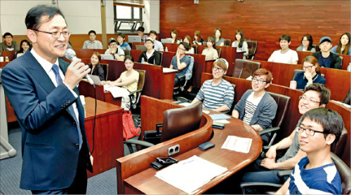 유상호 한국투자증권 사장이 19일 서울 연세대에서 ‘The City를 넘어 여의도로’란 주제로 열띤 강의를 하고 있다. 정동헌 기자 dhchung@hankyung.com