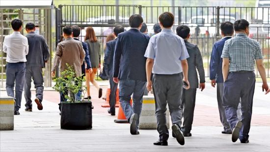 < 착잡한 관가 > 박근혜 대통령이 지난 19일 대국민담화를 통해 안전행정부 해양수산부 개편, 해양경찰청 해체 등을 발표한 가운데 20일 정부세종청사 해수부 직원들이 점심식사를 위해 이동하고 있다. 연합뉴스 