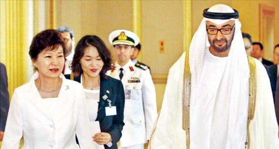 < 회담장으로 > 박근혜 대통령이 20일 아랍에미리트(UAE) 아부다비 에미리츠팰리스호텔에서 셰이크 무함마드 빈 자이드 알 나흐얀 왕세제와 함께 회담장으로 들어서고 있다. 연합뉴스