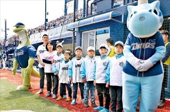 NC다이노스는 홈 구장인 마산야구장에서 어린이들을 위한 ‘주니어 다이노스 데이’를 매월 마지막주 일요일에 개최하고 있다.  /NC다이노스 제공 