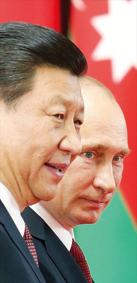 블라디미르 푸틴 러시아 대통령(오른쪽)과 시진핑 중국 국가주석이 21일 밤샘 회의 끝에 대규모 천연가스 공급 협상을 타결한 뒤 중국 상하이엑스포센터에 함께 들어오고 있다. 상하이이타르타스연합뉴스