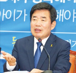 김진표 새정치민주연합 경기지사 후보가 25일 보육교사 정책을 발표하고 있다. 연합뉴스