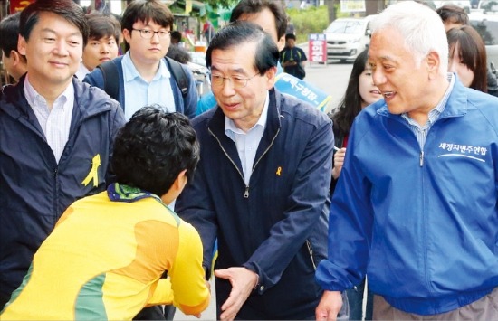 박원순 새정치민주연합 서울시장 후보(가운데)가 25일 김한길(오른쪽)·안철수 공동대표와 함께 도봉산에서 등산객과 인사하고 있다. 연합뉴스