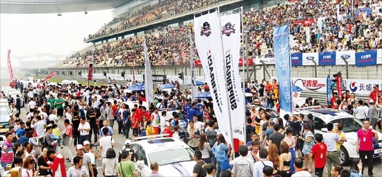 CJ헬로모바일슈퍼레이스챔피언십 2차전이 열린 25일 상하이인터내셔널서킷에 1만6000여명의 관중이 몰렸다. CJ 제공