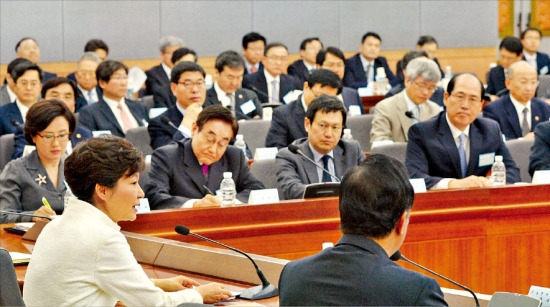 박근혜 대통령이 26일 정부서울청사 국제회의장에서 열린 ‘공공기관 정상화 워크숍’에 참석해 발언하고 있다. 강은구 기자 egkang@hankyung.com