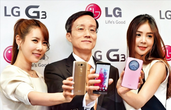 LG전자는 28일 서울 여의도 LG트윈타워에서 스마트폰 신제품인 ‘LG G3’를 공개했다. 박종석 LG전자 MC(모바일커뮤니케이션)사업본부장(사장·가운데)이 모델들과 함께 신제품을 소개하고 있다. 정동헌 기자 dhchung@hankyung.com