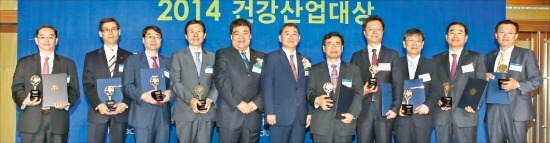 2014 건강산업대상 수상자들이 기념촬영하고 있다. 왼쪽부터 박영근 진원생명과학 대표, 한병로 SK케미칼 전무, 박노석 한미약품 이사, 김형래 한국유나이티드제약 전무, 이무열 중앙대 의대 교수(심사위원장), 송재조 한국경제TV 대표, 박성도 셀트리온 부회장, 정형철 동화약품 부장, 김순회 동아ST 부사장, 정수현 녹십자 부사장, 김희섭 동국제약 부사장. 한국경제TV 제공