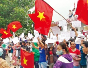 反中시위에 멍든 베트남…'세계의 공장' 물건너 가나