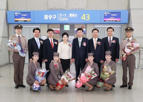 인천국제공항에서 열린 전세기 운항 기념식에서 류광희 아시아나항공 여객본부장(뒷줄 오른쪽 네번째)과 한현미 서비스본부장(다섯번째) 등이 기념촬영을 갖고 있다. 아시아나항공 제공