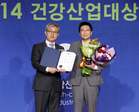 김순권 세바른병원 대표원장이 ‘2014 대한민국 건강산업대상’ 시상식에서 보건복지부 장관상을 수상하고 있다. 세바른병원 제공