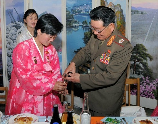 인민군 총정치국장으로 임명된 황병서(오른쪽). 연합뉴스