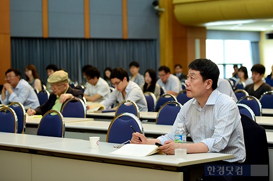 10일 숙명여대 삼성컨벤션센터에서 열린 한경닷컴 일본경제포럼에 참석한 청중들이 강연에 귀 기울이고 있다.