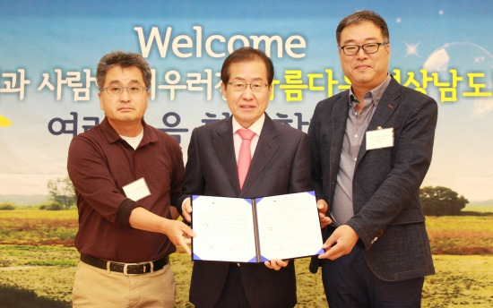 경남도 LA농산물 세일즈단은 홍준표지사(가운데)와  거제어류양식협회 박태일 대표 이사(왼쪽), 펩코 강영수 부회장(오른쪽)이 수출 계약의향서를 체결했다. 