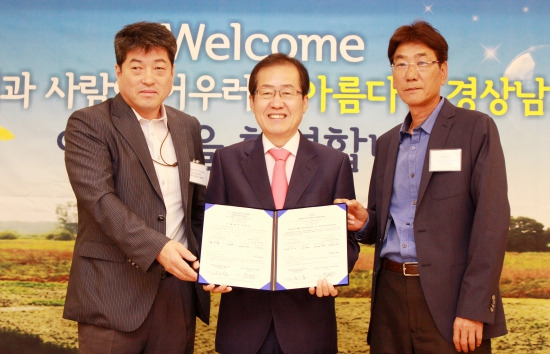 경남도 LA 농산물 세일즈단은 홍준표 지사(가운데)와 한남체인 구정완 대표(왼쪽), 두보 허태성 부사장(오른쪽)이 수출계약의양서를 체결했다.