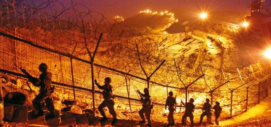 GOP 남방한계선을 순찰하는 군장병들. 한경DB